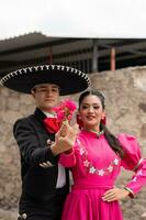 jong spaans vrouw en Mens in onafhankelijkheid dag of cinco de mayo optocht of cultureel festival foto