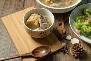 maïs en varkensvlees bot soep, heerlijk Chinese voedsel. foto