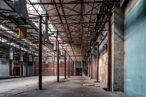 de verlaten industrieel gebouw. fantasie interieur tafereel. foto