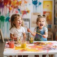 schattig kinderen lachend samen en hebben pret met verven. geschilderd in huid handen. kind portret. creatief concept. dichtbij omhoog foto