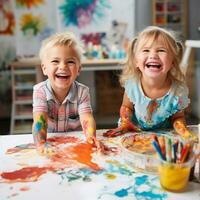 schattig kinderen lachend samen en hebben pret met verven. geschilderd in huid handen. kind portret. creatief concept. dichtbij omhoog foto