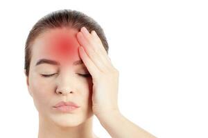 vrouw heeft een hoofdpijn of koorts. rood plek pijn migraine, dichtbij omhoog portret wit achtergrond foto