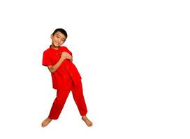 weinig jongen mode glimlachen kind in rood Chinese jurk, stijl en mode ideeën voor kinderen. Chinese nieuw jaar foto