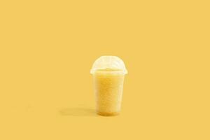 vers chrysant smoothie in plastic cups nemen weg Aan achtergrond, fruit drinken voor gezond concept foto