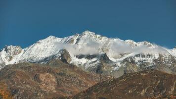 alpine landschap met eerste sneeuw Bij hoog hoogte foto