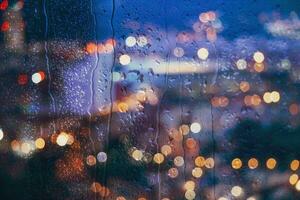 regendruppels Aan de venster en Bilbao stad achtergrond foto