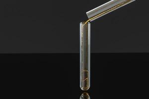chemisch test buis met gouden vloeistof in de laboratorium, 3d weergave. foto
