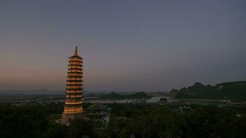 bai dinh tempel met verlichte toren in de schemering, Vietnam foto