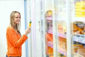 vrouw nemen Product van de vitrine foto