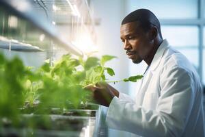 Afrikaanse Amerikaans botanicus inspecteren planten in een laboratorium gebruik makend van genetisch bouwkunde en hydrocultuur, modern fabriek wetenschap en biotechnologie ai generatief foto