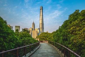 skyline van de stad shanghai en een houten pad, china foto