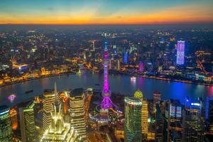 luchtfoto van shanghai bij de zonsondergang in china foto