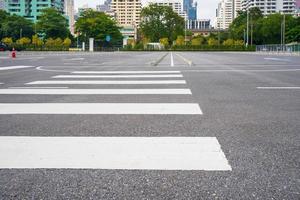 lege parkeerplaats met stad op de achtergrond foto