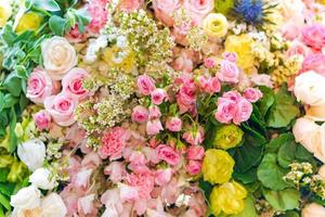gemengde multi gekleurde rozen in bloemendecor, kleurrijke bruiloft bloemen achtergrond