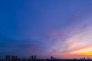 schemeringhorizon op silhouet van de grote stad foto