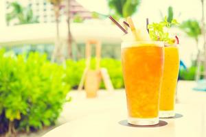 iced cocktails drinkglas met strand en zee foto