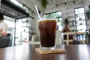 ijs zwarte koffie in coffeeshop foto