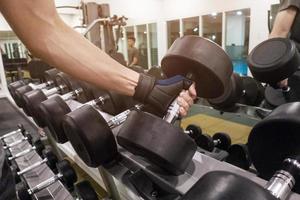 menselijke hand met halter in sportschool foto