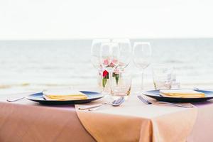 romantische eettafel setting met wijnglas en andere foto