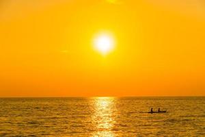 zonsondergang met zee foto