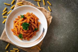 spiraal- of spirali-pasta met tomatensaus en worst - Italiaanse eetstijl food