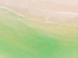 luchtfoto van strand en zee foto