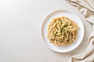 spirali of spirali pasta champignonroomsaus met peterselie - italiaanse eetstijl