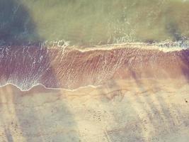 luchtfoto van strand en zee foto
