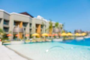 abstract vervagen intreepupil zwembad in luxe hotelresort foto