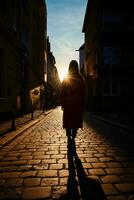 achterzijde visie van vrouw wandelen Bij stad straat met zonsondergang foto