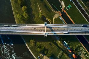 groot brug over- rivier- met auto's verkeer foto