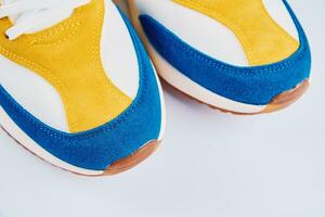 gewoontjes sportschoenen Aan geel achtergrond, creatief minimalisme foto