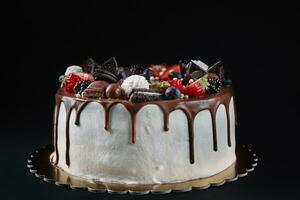 taart versierd met aardbei en chocola Aan donker achtergrond foto
