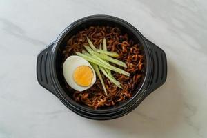 Koreaanse instant noedels met zwarte bonensaus of jajangmyeon of jjajangmyeon foto