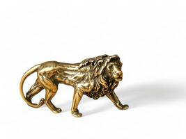 goud kleur leeuw dier standbeeld Aan wit achtergrond foto