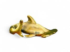 hamerhaai haai gouden gekleurde dier beeldje Aan wit achtergrond foto