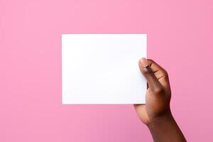 een menselijk hand- Holding een blanco vel van wit papier of kaart geïsoleerd Aan roze achtergrond. ai gegenereerd foto