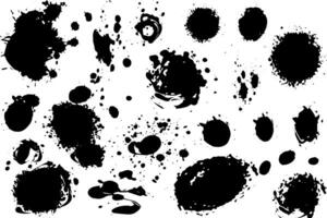 vector reeks van inkt spatten. zwart geïnkt geklater aarde bekladden spetterde verstuiven plons met druppels vlekken geïsoleerd. foto