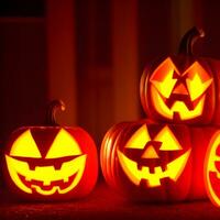 halloween pompoen achtergrond met spookachtig pompoen jack O lantaarn in een donker humeurig Woud foto