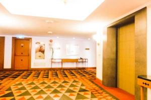 abstracte onscherpte en onscherpe luxe hotel en lobby interieur foto