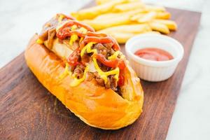 hotdog met frietjes en tomatensaus foto