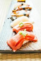 rauwe en verse nigiri sushi roll foto