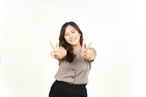 tonen vrede teken en glimlachen van mooi Aziatisch vrouw geïsoleerd Aan wit achtergrond foto