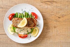 gegrilde snapper vissteak met groente foto