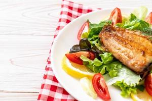 gegrilde snapper vissteak met groente foto