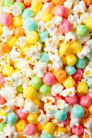 gekleurde fruitig popcorn Aan wit achtergrond geïsoleerd foto