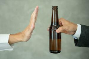 Mens weigert zeggen Nee en vermijden naar drinken een alcohol whisky , stoppen hand- teken mannelijk, alcoholisme behandeling, alcohol verslaving, stoppen drank, hou op drinken alcohol. weigeren glas likeur, ongezond, afwijzen foto