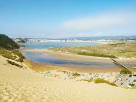 top visie van mooi dromerig strand van de hoog duin foto