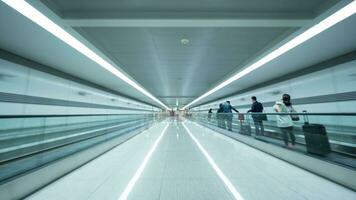 tunnel Bij Seoel luchthaven met mensen Aan vlak roltrap foto