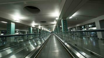 in beweging loopbrug in de luchthaven van Seoel foto